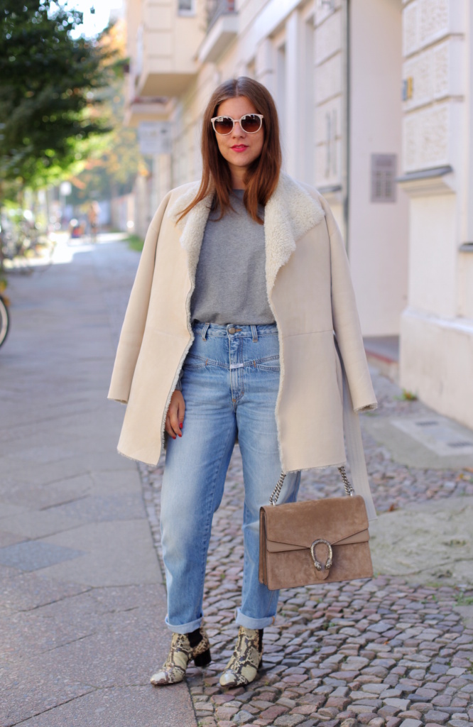 Пальто и широкие джинсы